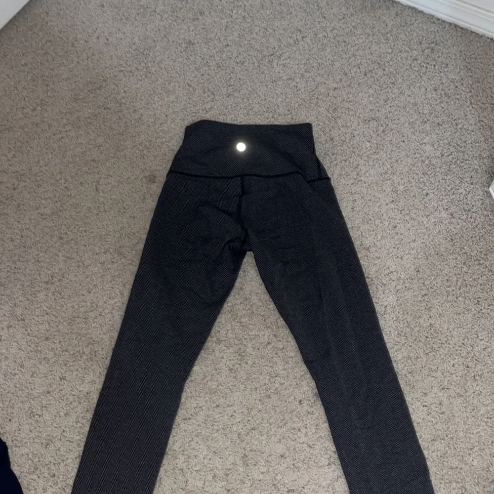 BLACK AND GREY CHEVRON LULULON LEGGING - Picture 2 of 4